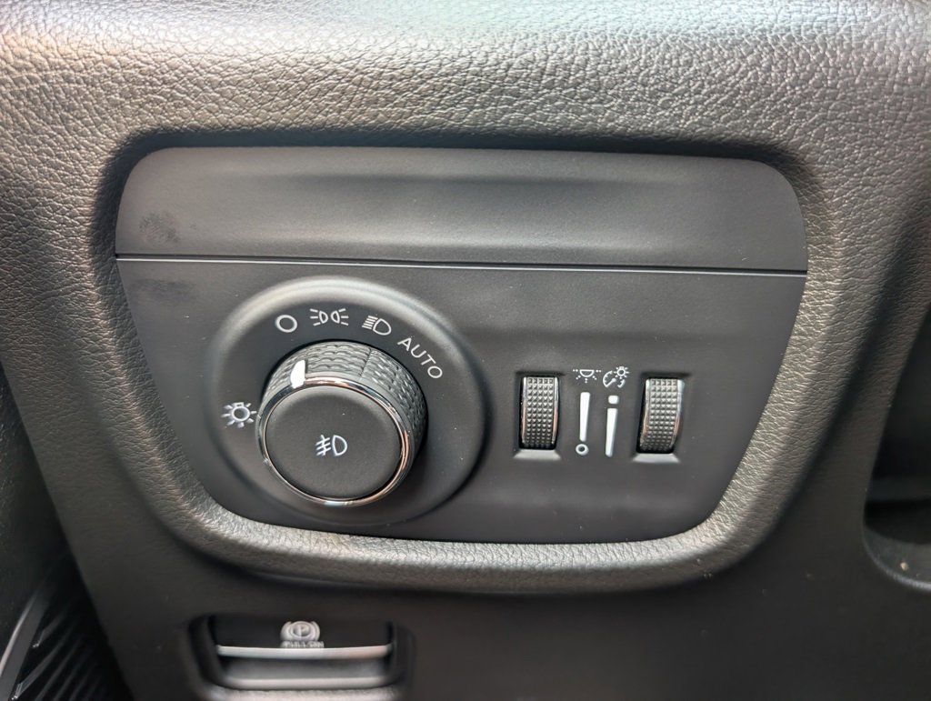 Used 2022 Jeep Grand Cherokee Summit w/ Luxury Tech Group V image 39