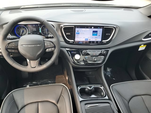 New 2027 Chrysler Pacifica Limited w/ Family Tech Group AWD/4WD image 13