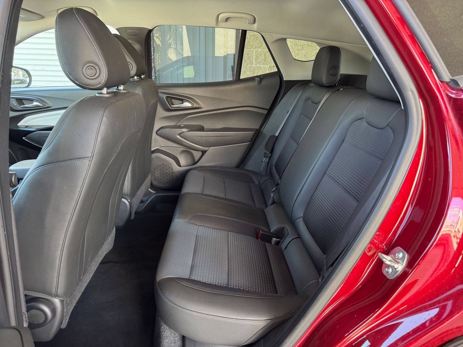 Used 2025 Chevrolet Trax LT w/ LT Convenience Package FWD image 25
