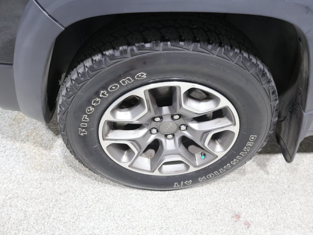 Used 2021 Jeep Cherokee Trailhawk w/ Comfort/Convenience Group AWD/4WD image 10