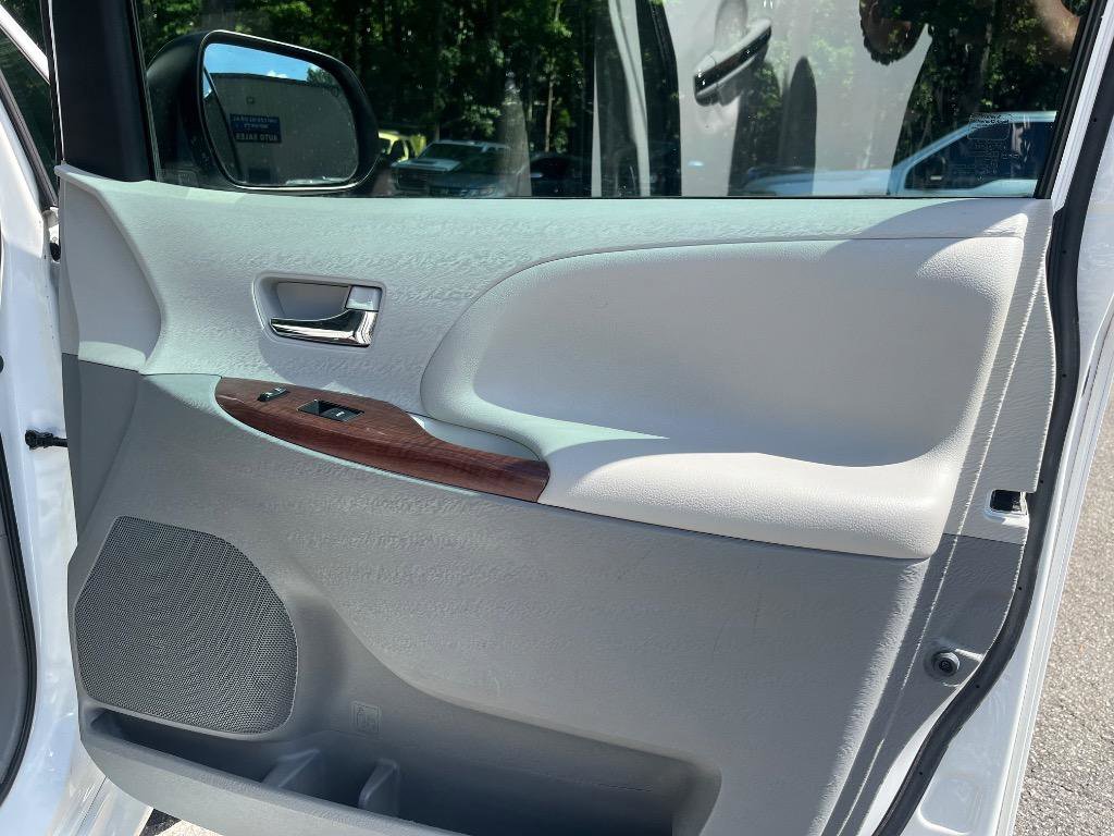 Used 2014 Toyota Sienna XLE FWD image 29