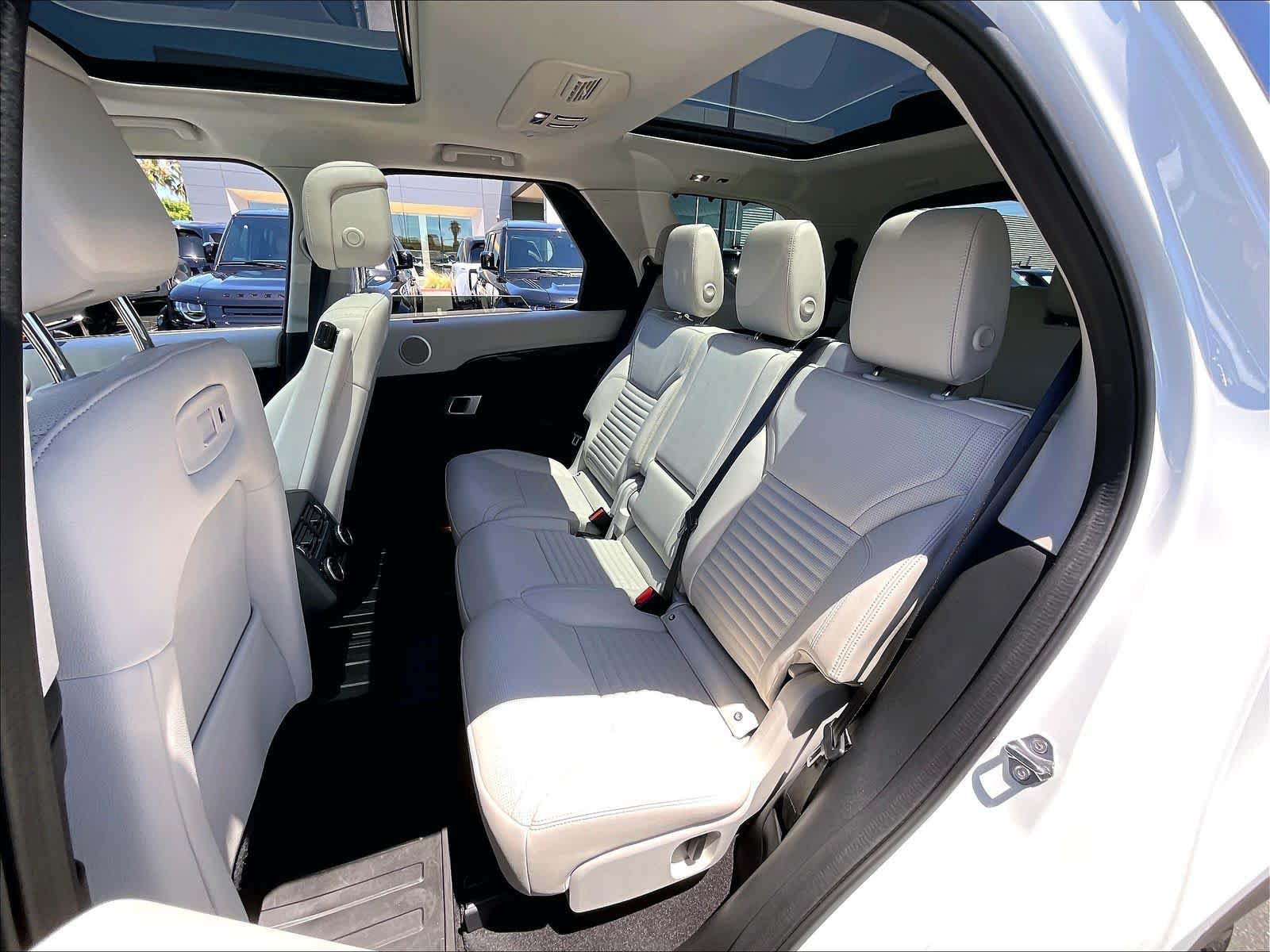 Used 2025 Land Rover Discovery S AWD/4WD image 29
