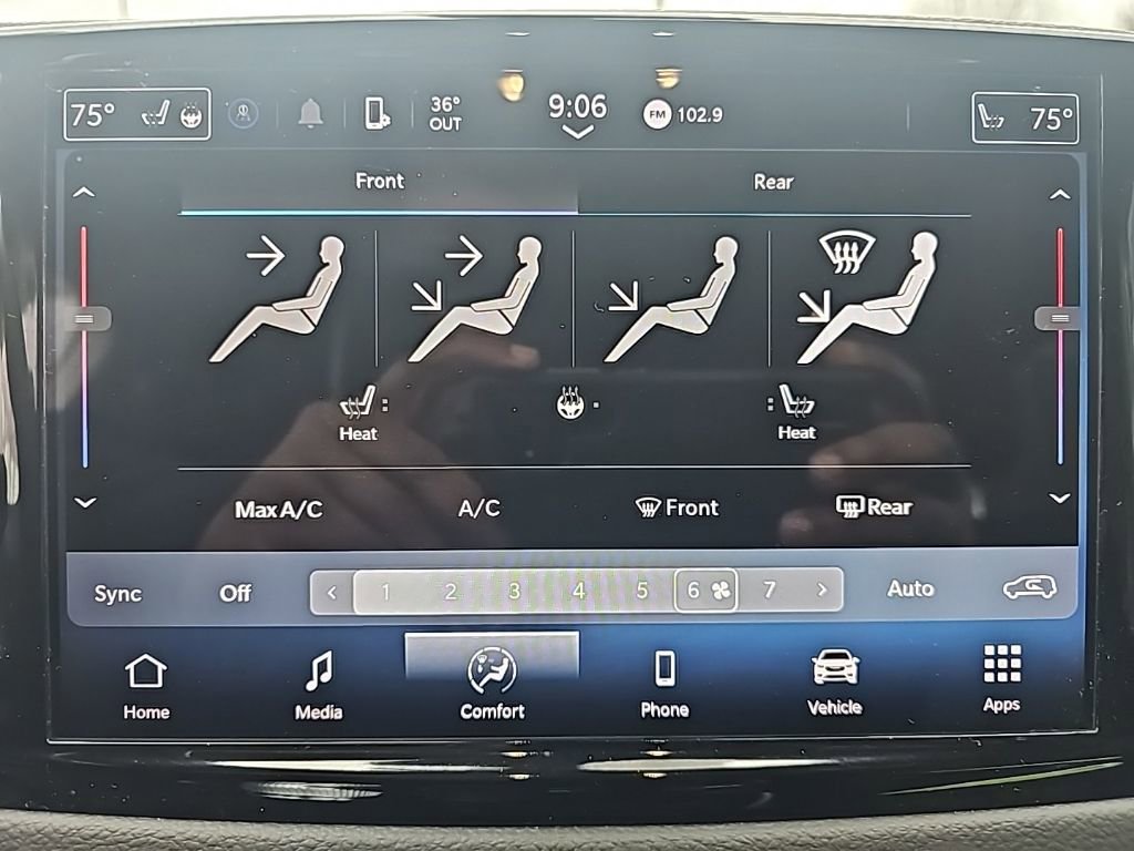 Used 2024 Chrysler Pacifica Touring-L image 18