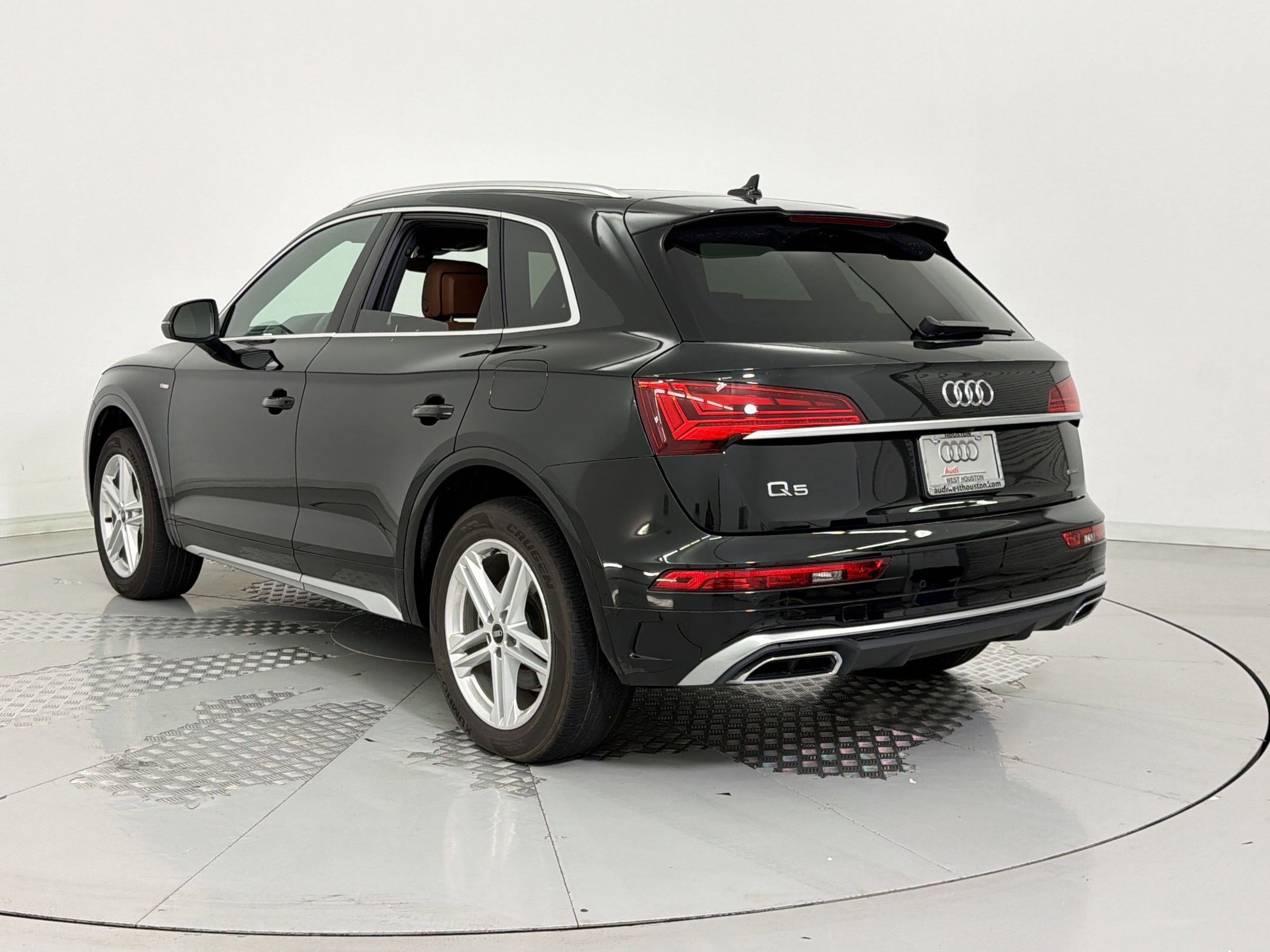Used 2022 Audi Q5 e Premium Plus w/ Premium Plus Package AWD/4WD image 3