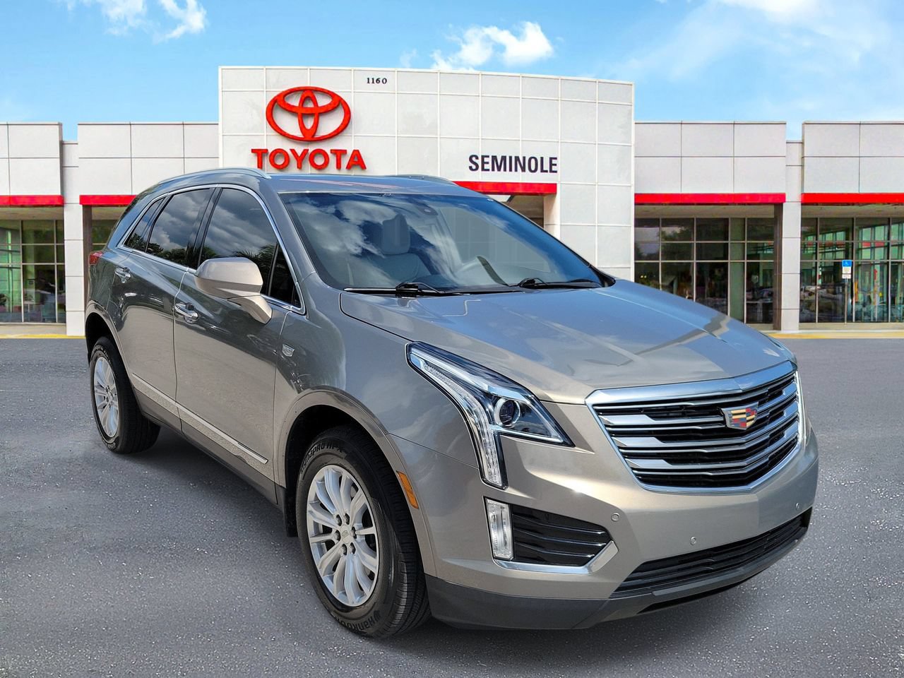 Used 2019 Cadillac XT5 FWD image 2