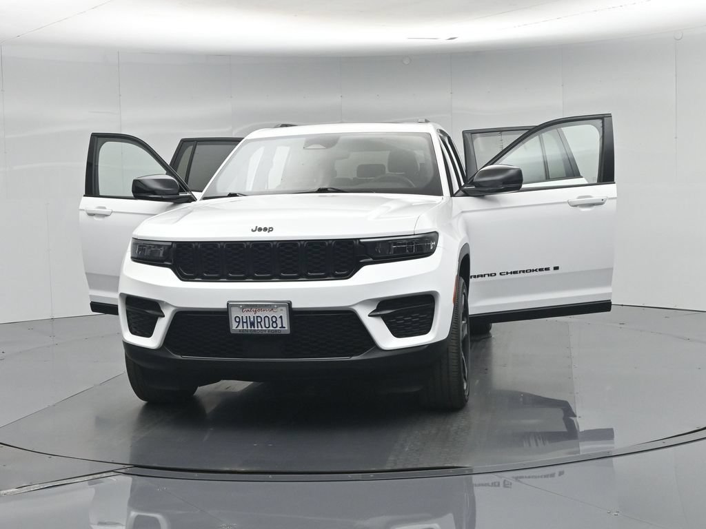 Used 2023 Jeep Grand Cherokee Laredo AWD/4WD image 35