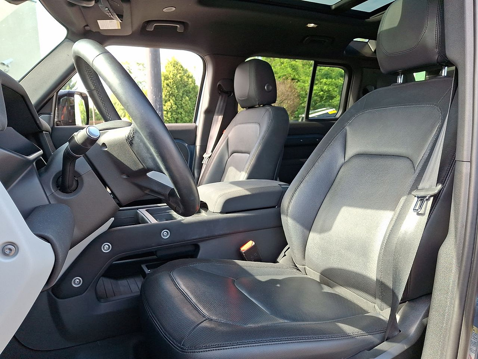 Used 2023 Land Rover Defender 110 X-Dynamic SE AWD/4WD image 17
