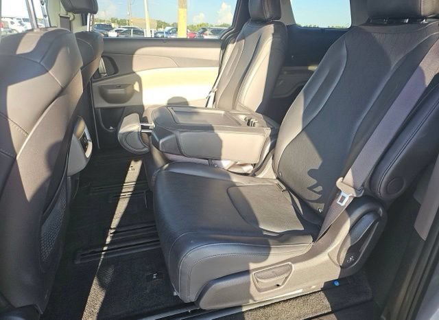 Certified 2025 Kia Carnival EX FWD image 11