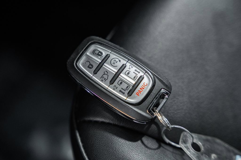 Used 2025 Chrysler Pacifica Select image 47