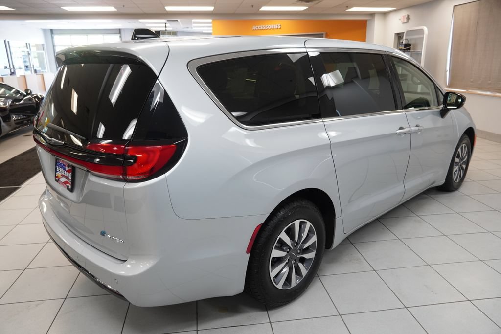 Used 2024 Chrysler Pacifica Limited FWD image 12