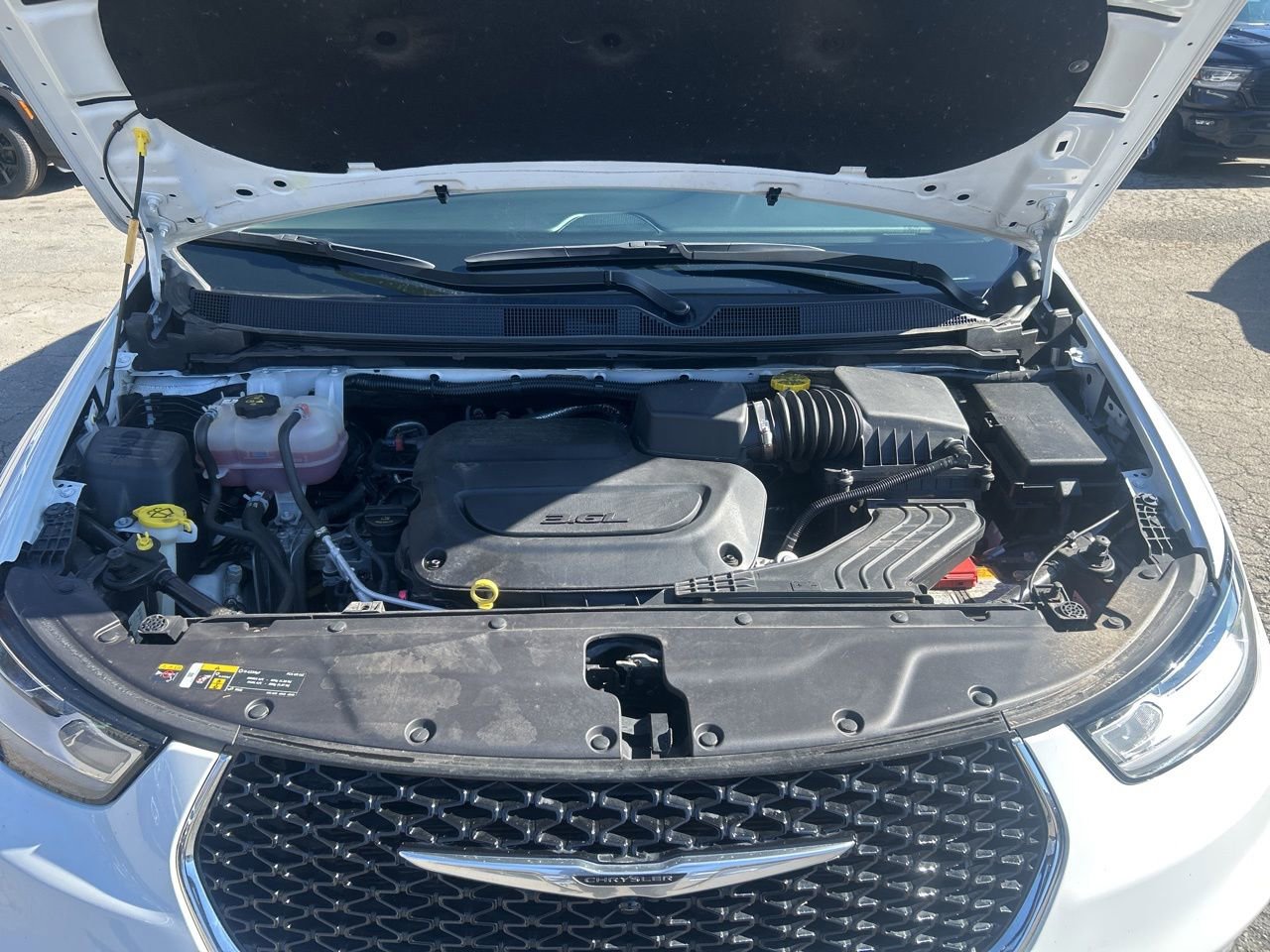 Used 2024 Chrysler Pacifica Touring-L image 12