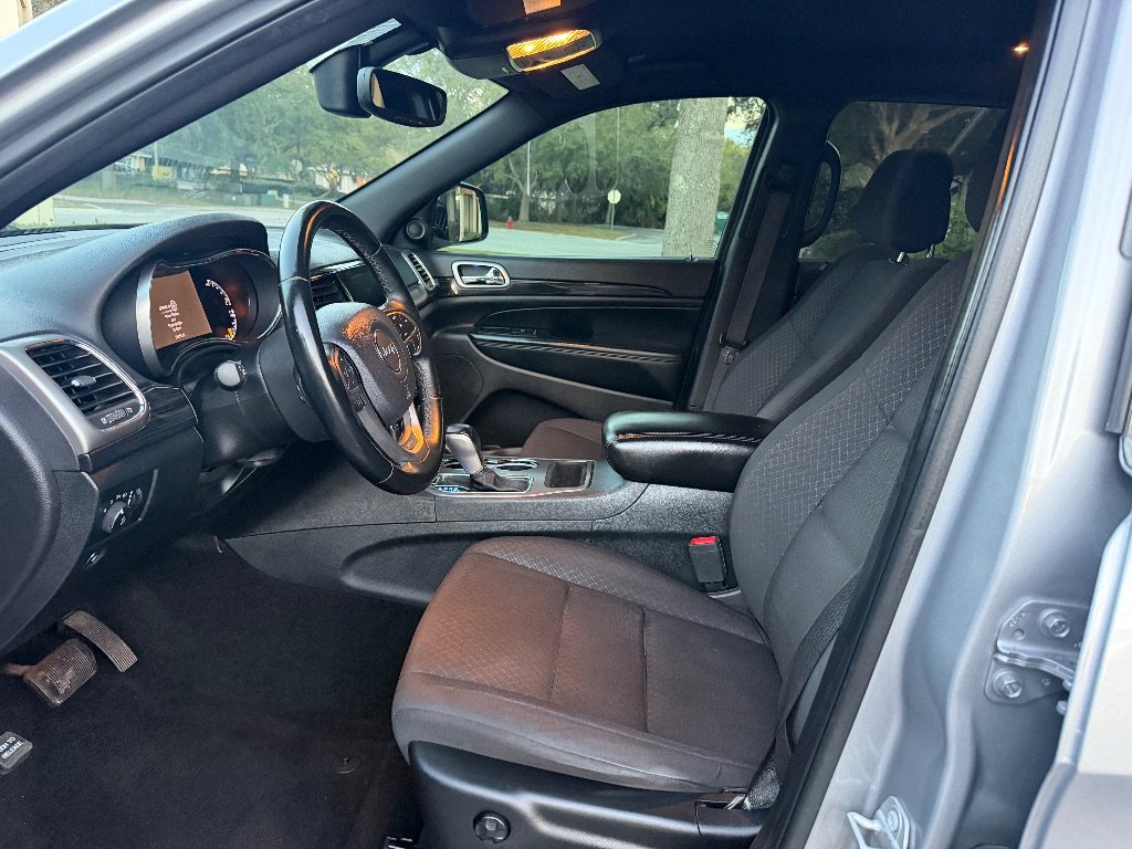 Used 2020 Jeep Grand Cherokee Laredo w/ Security & Convenience Group AWD/4WD image 15