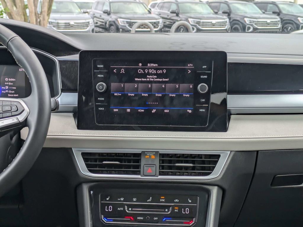 Certified 2025 Volkswagen Taos SE w/ Panoramic Sunroof Package image 19