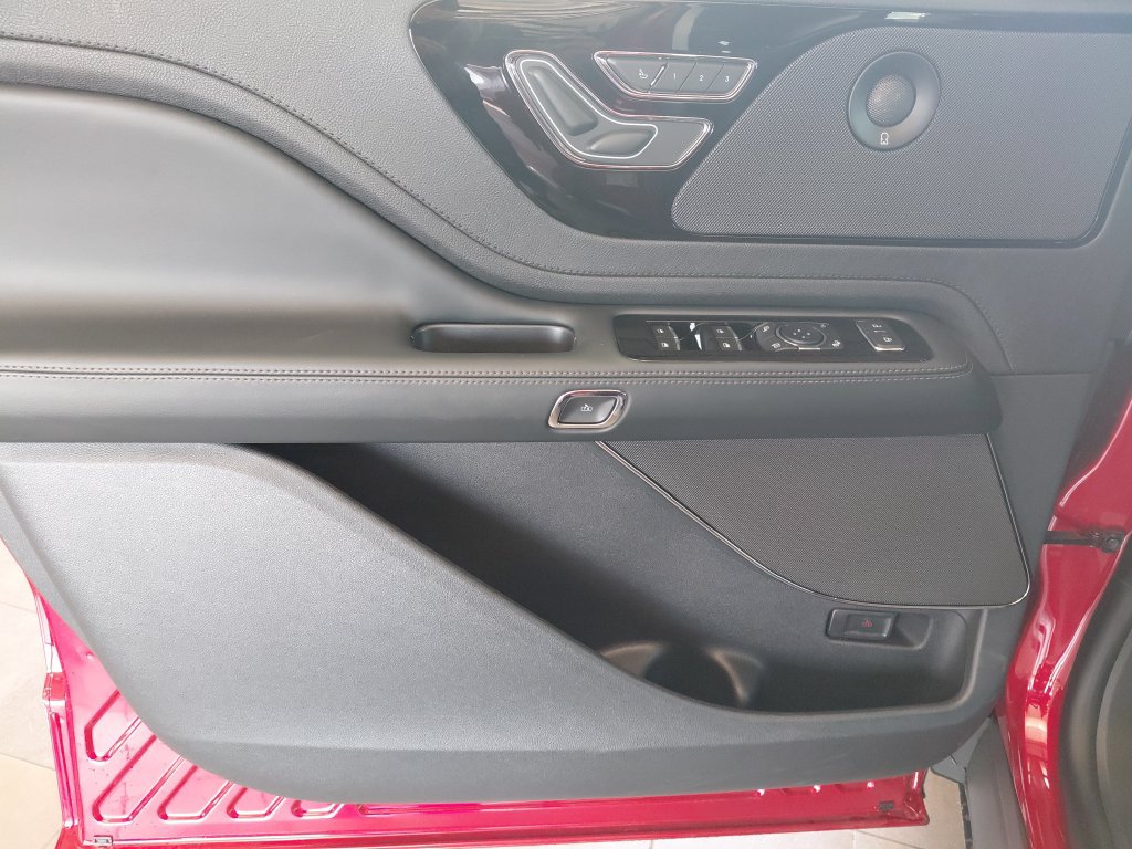 New 2026 Lincoln Aviator AWD image 13