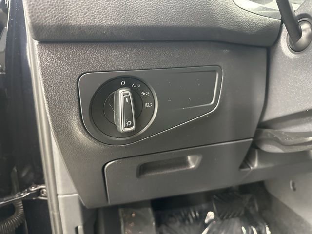 Used 2021 Volkswagen Tiguan SE image 12