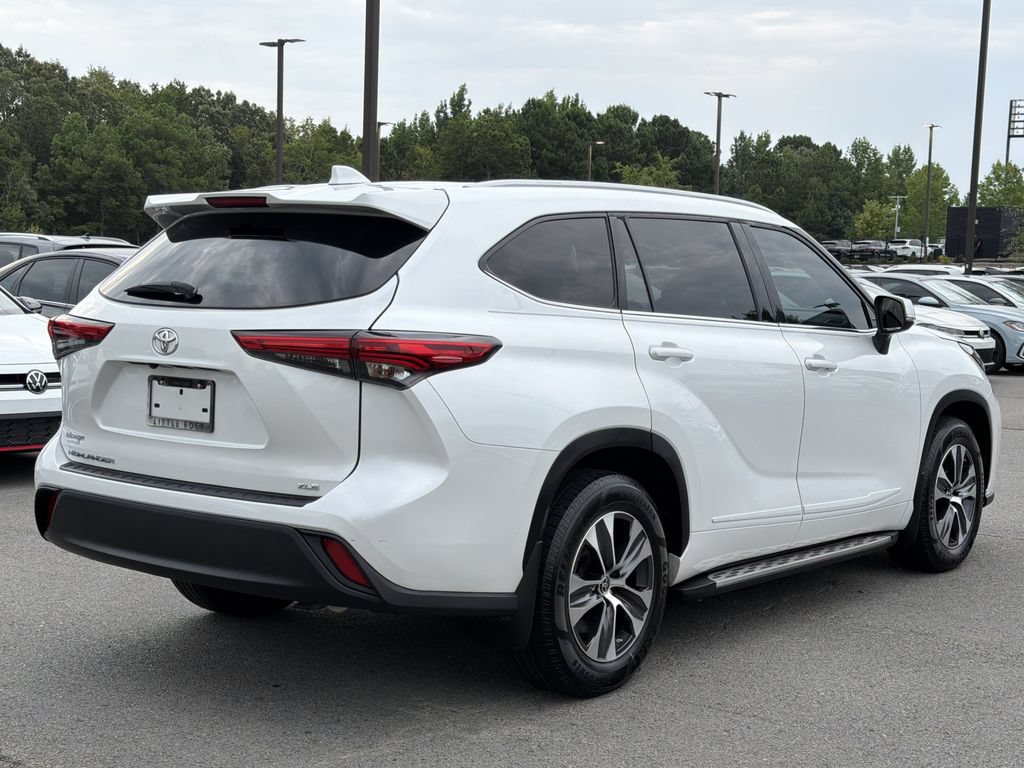 Used 2022 Toyota Highlander XLE FWD image 5