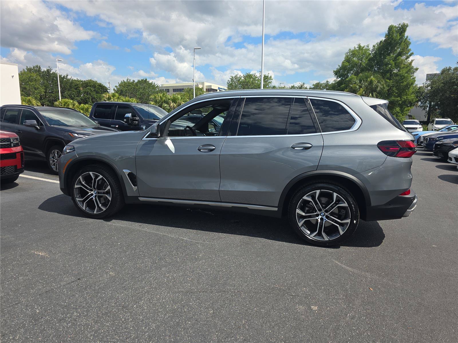 Certified 2024 BMW X5 xDrive40i w/ Parking Assistance Package AWD/4WD image 5