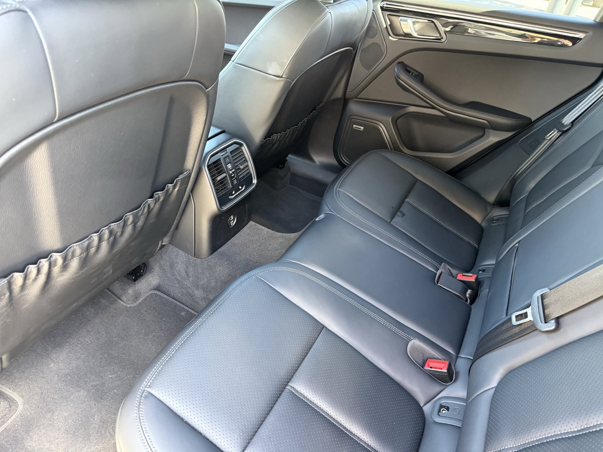 Used 2025 Porsche Macan image 31