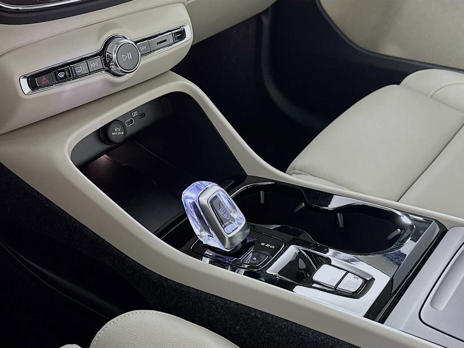 New 2026 Volvo XC40 B5 Ultra w/ Climate Package image 15