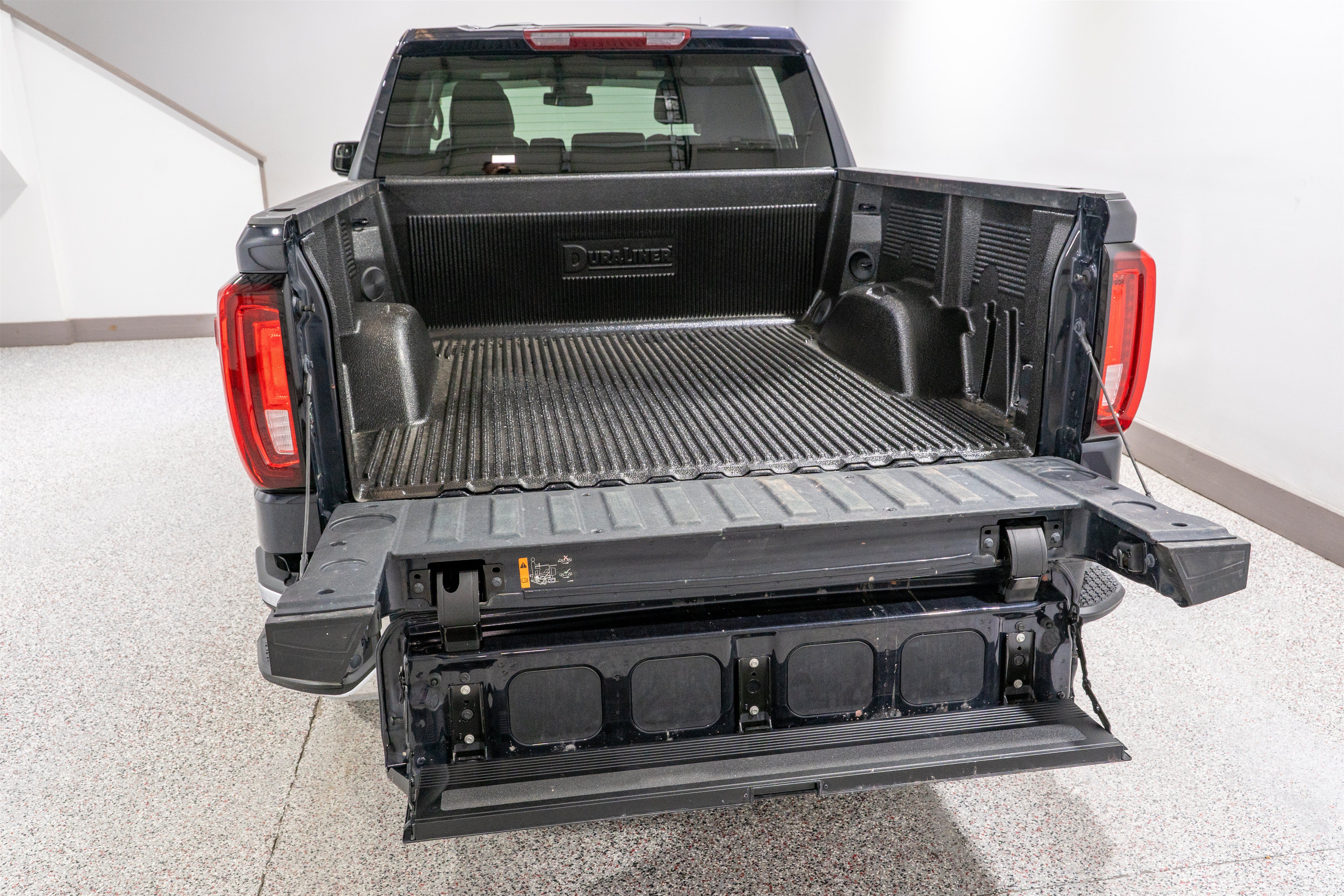 Used 2025 GMC Sierra 1500 SLT AWD/4WD image 11
