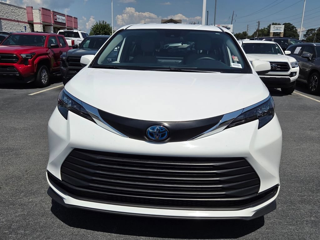 Certified 2025 Toyota Sienna LE FWD image 2