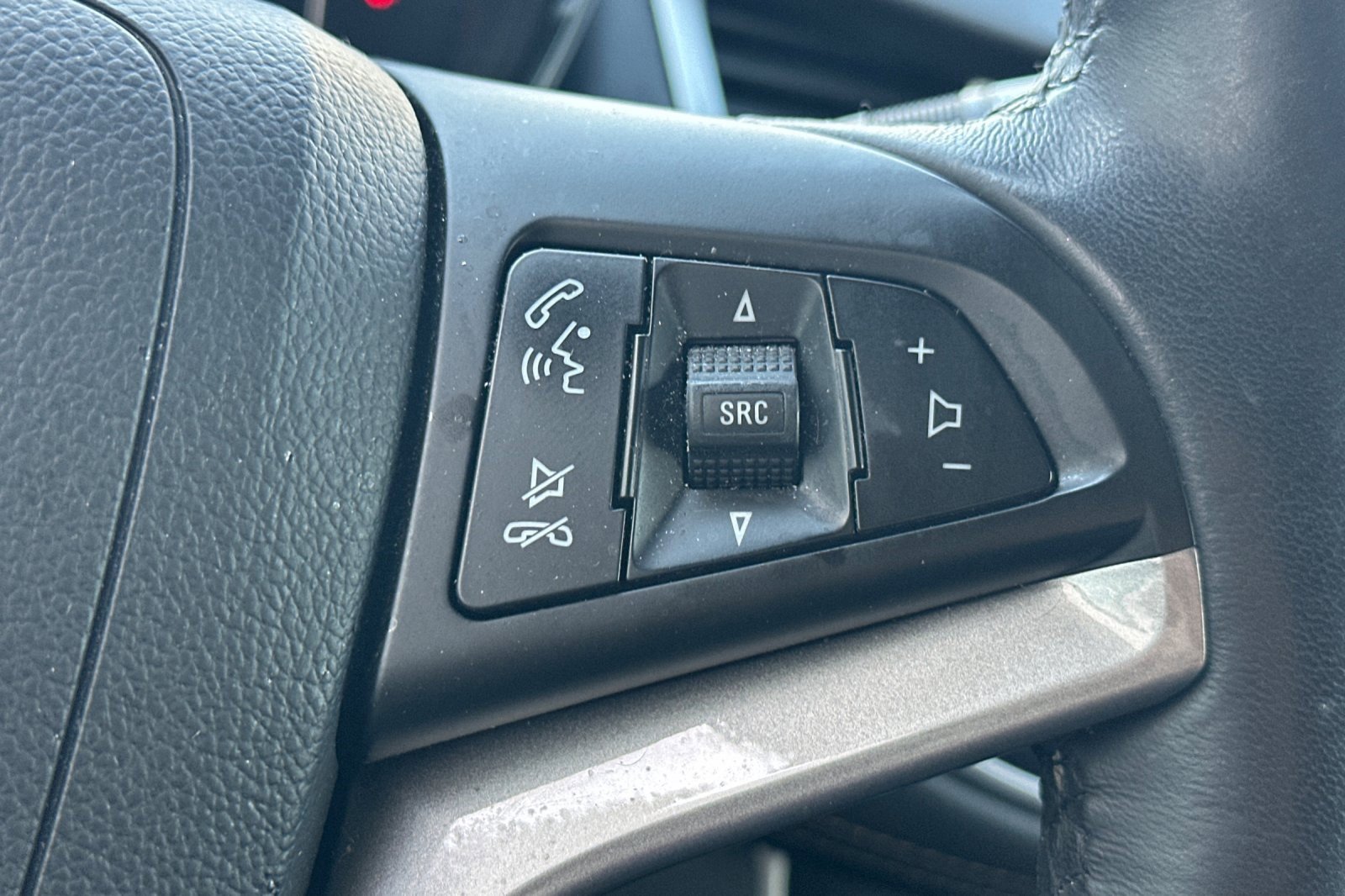 Used 2022 Chevrolet Trax LT w/ LT Convenience Package image 38