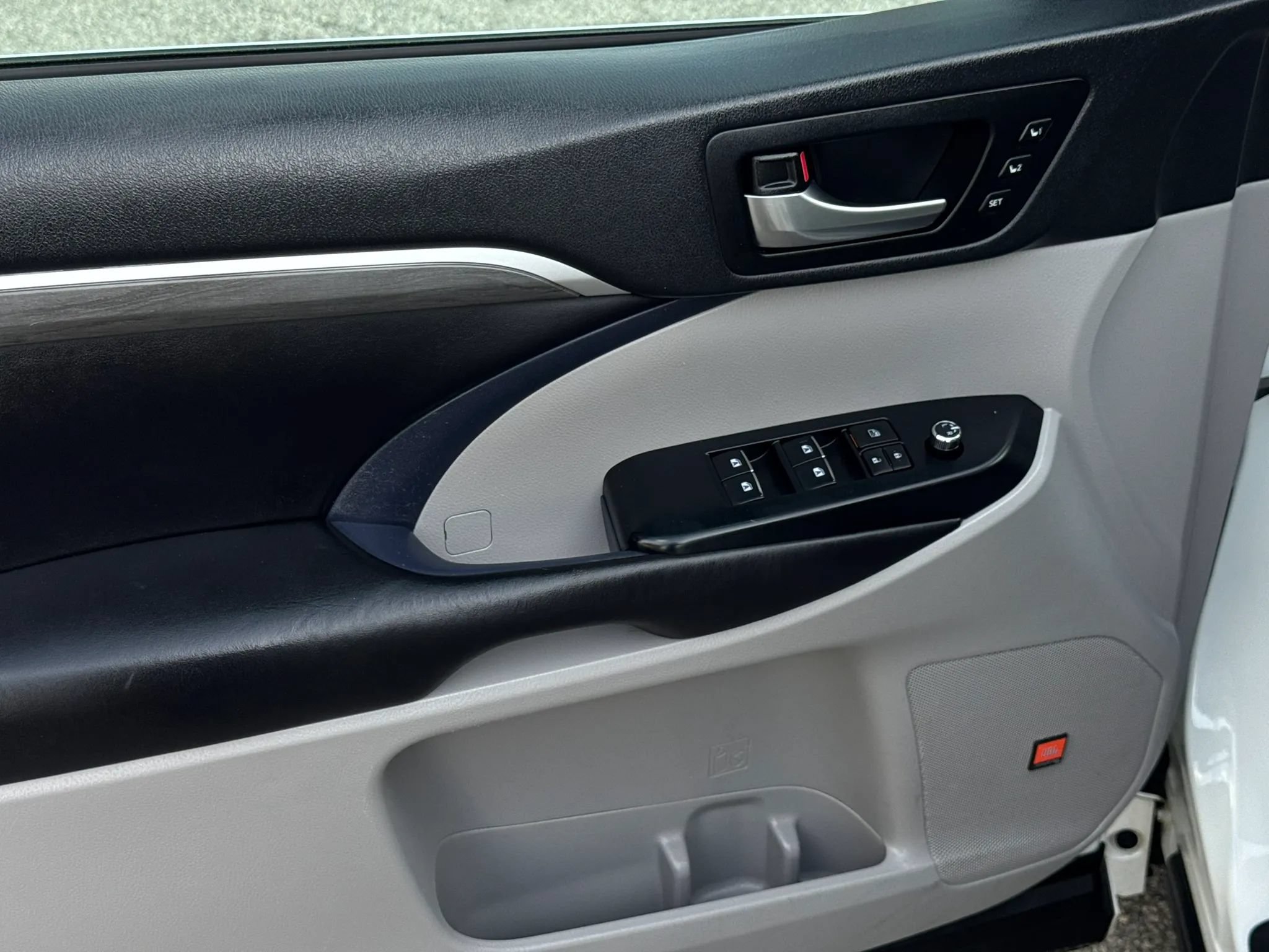Used 2019 Toyota Highlander Limited FWD image 12