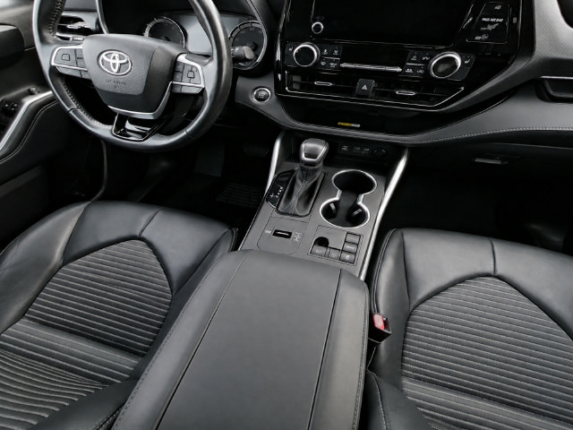 Used 2023 Toyota Highlander XSE FWD image 12
