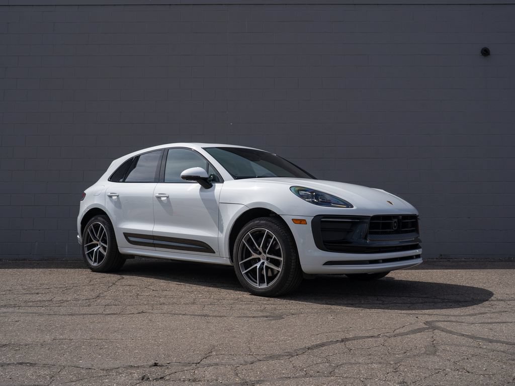 Certified 2025 Porsche Macan AWD/4WD image 9