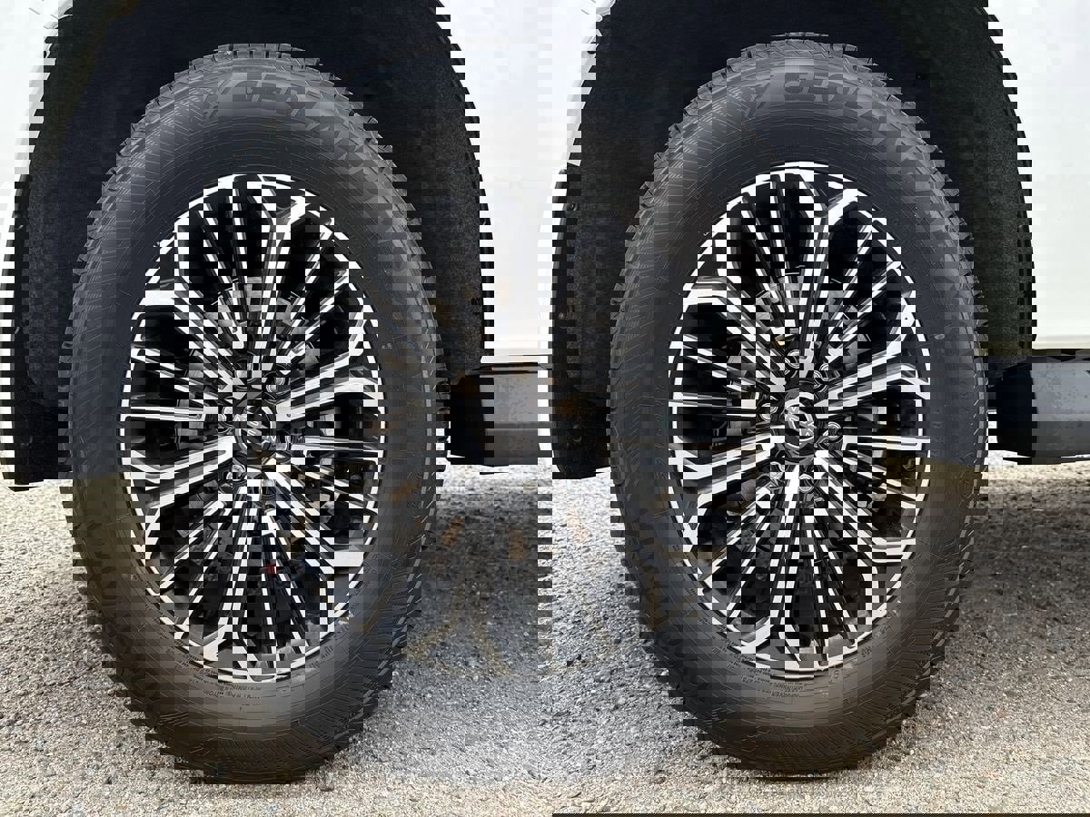 New 2026 Nissan Armada SL w/ Captain's Chari Seat Package image 9