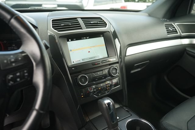 Used 2017 Ford Explorer XLT w/ Equipment Group 202A FWD image 28