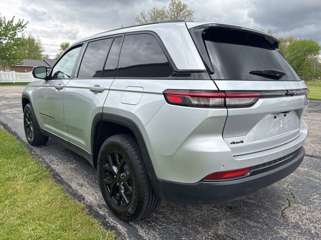 Used 2024 Jeep Grand Cherokee Altitude AWD/4WD image 2
