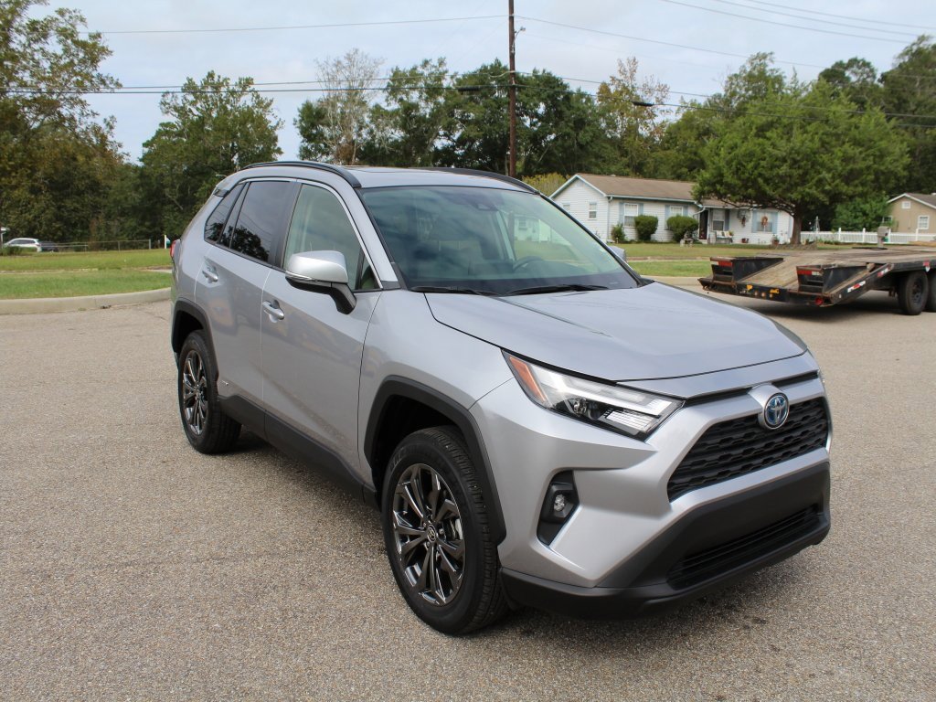 Used 2022 Toyota RAV4 XLE Premium image 3