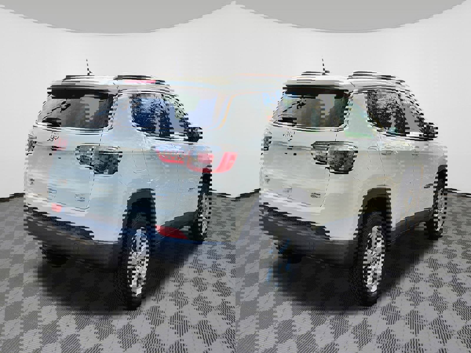 Used 2019 Jeep Compass Latitude w/ Popular Equipment Group image 4