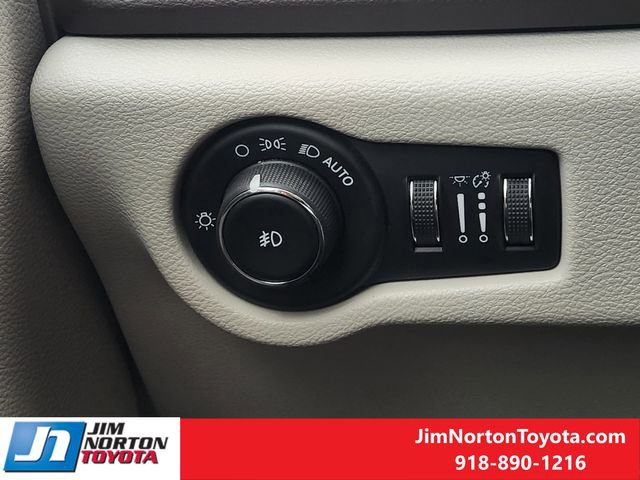 Used 2018 Chrysler Pacifica Touring-L image 22