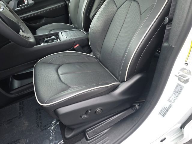 Used 2026 Chrysler Pacifica Premium image 17