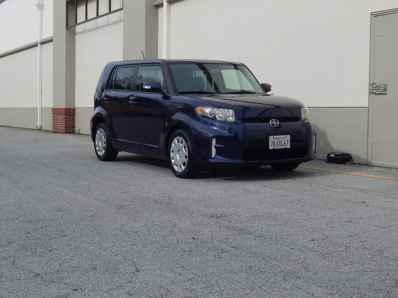 Used 2015 Scion xB image 1