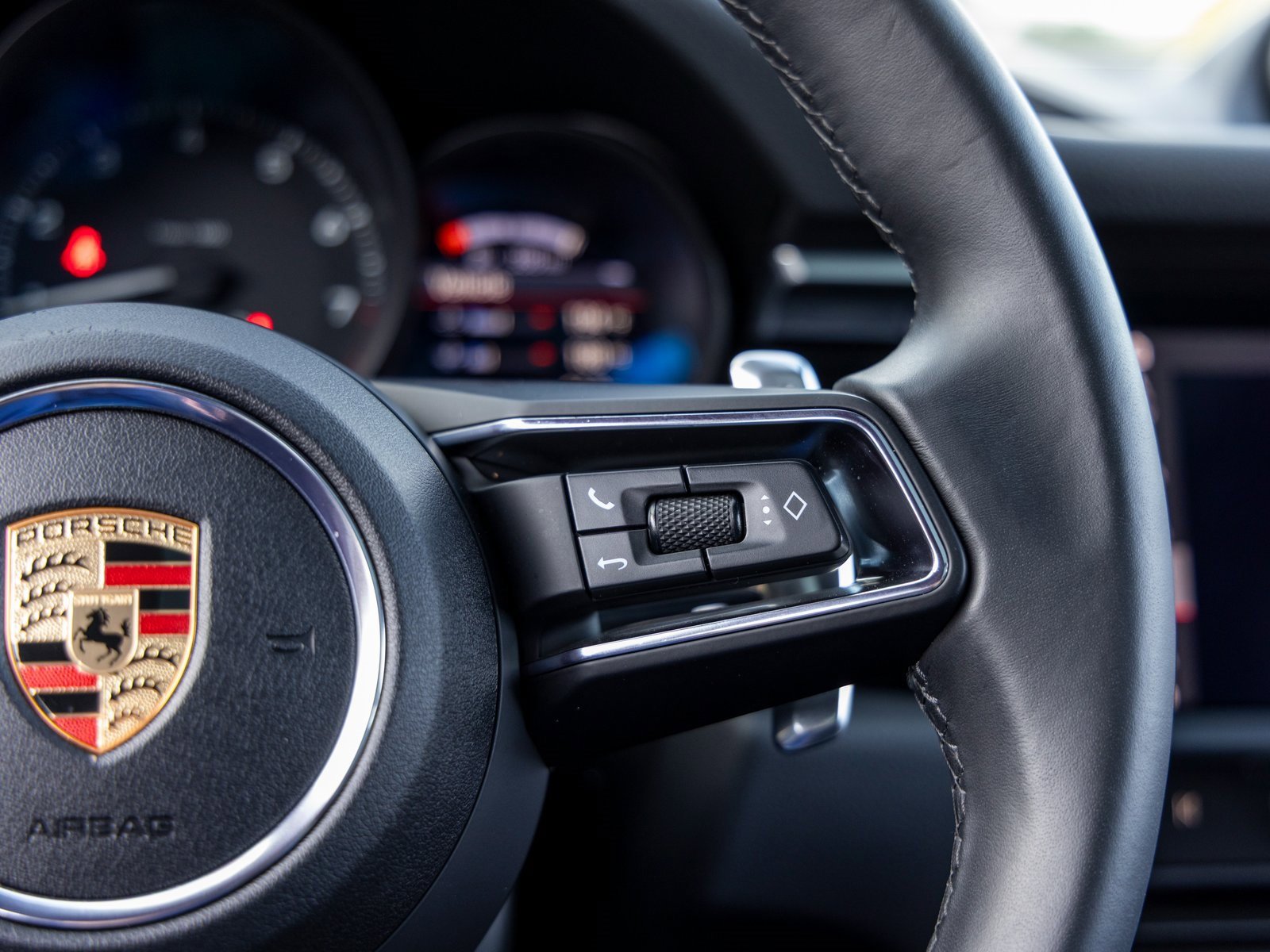 Certified 2025 Porsche Macan image 32