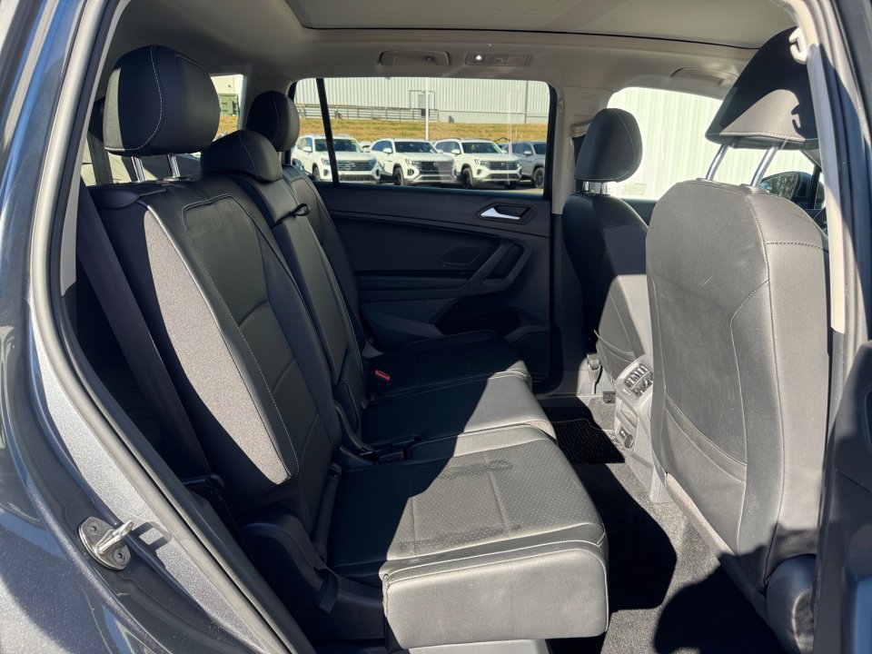 Used 2021 Volkswagen Tiguan SE image 33