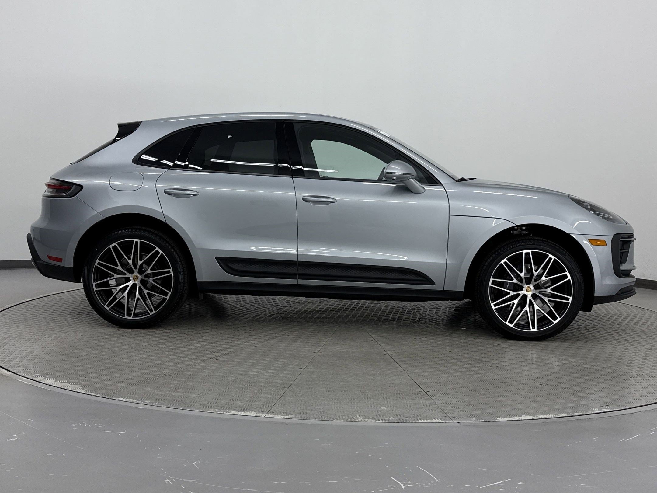 Used 2025 Porsche Macan AWD/4WD image 8