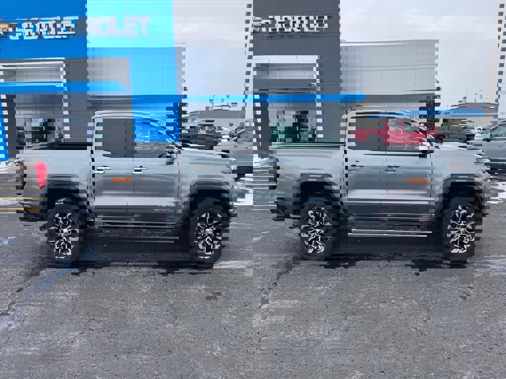 Used 2024 GMC Canyon Denali image 2