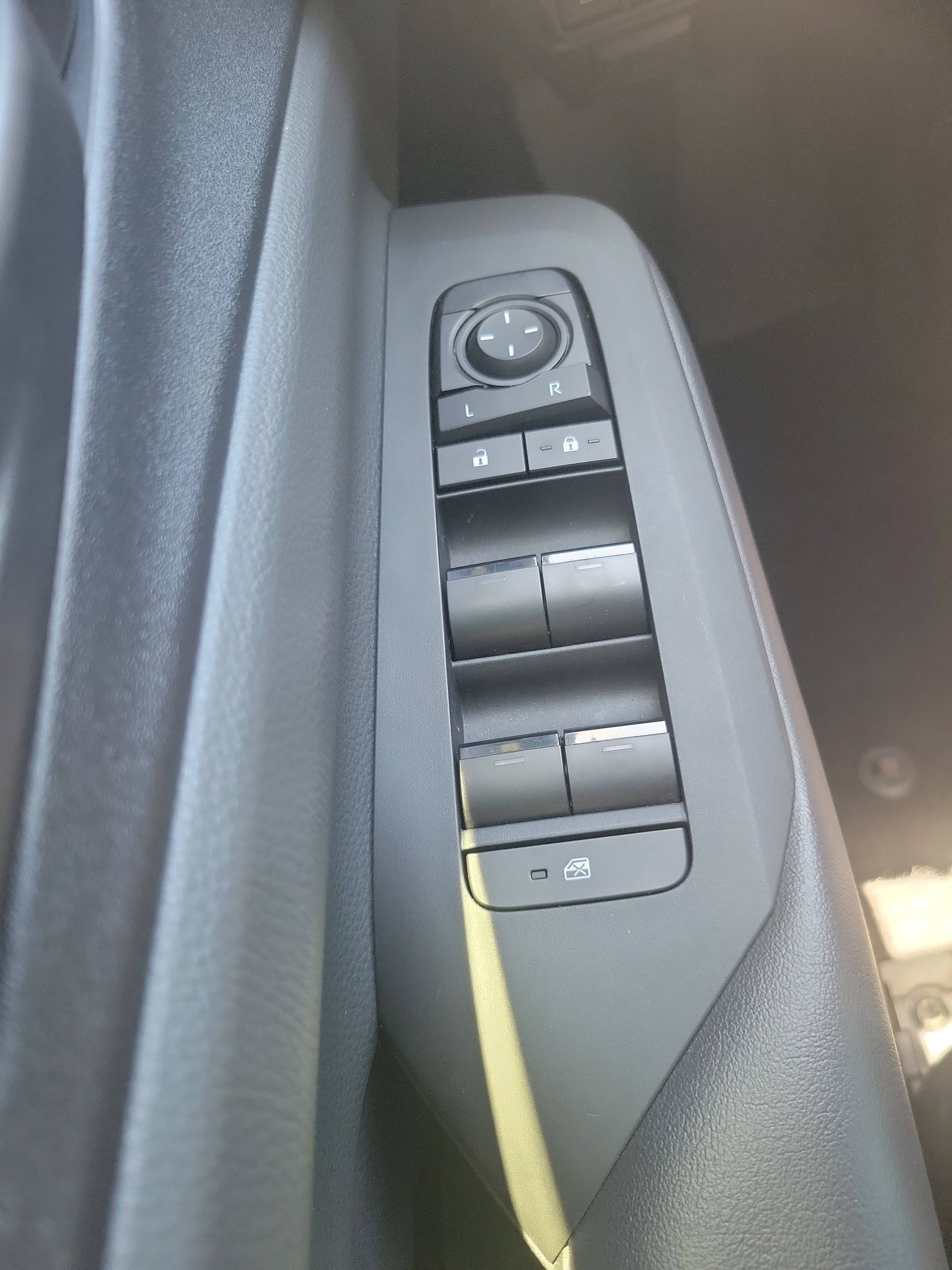 Used 2024 Toyota Prius LE FWD image 22