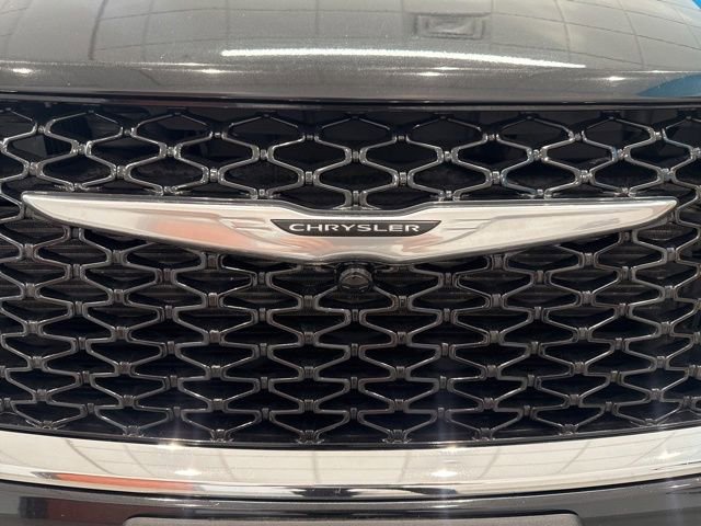 Used 2023 Chrysler Pacifica Touring-L FWD image 12