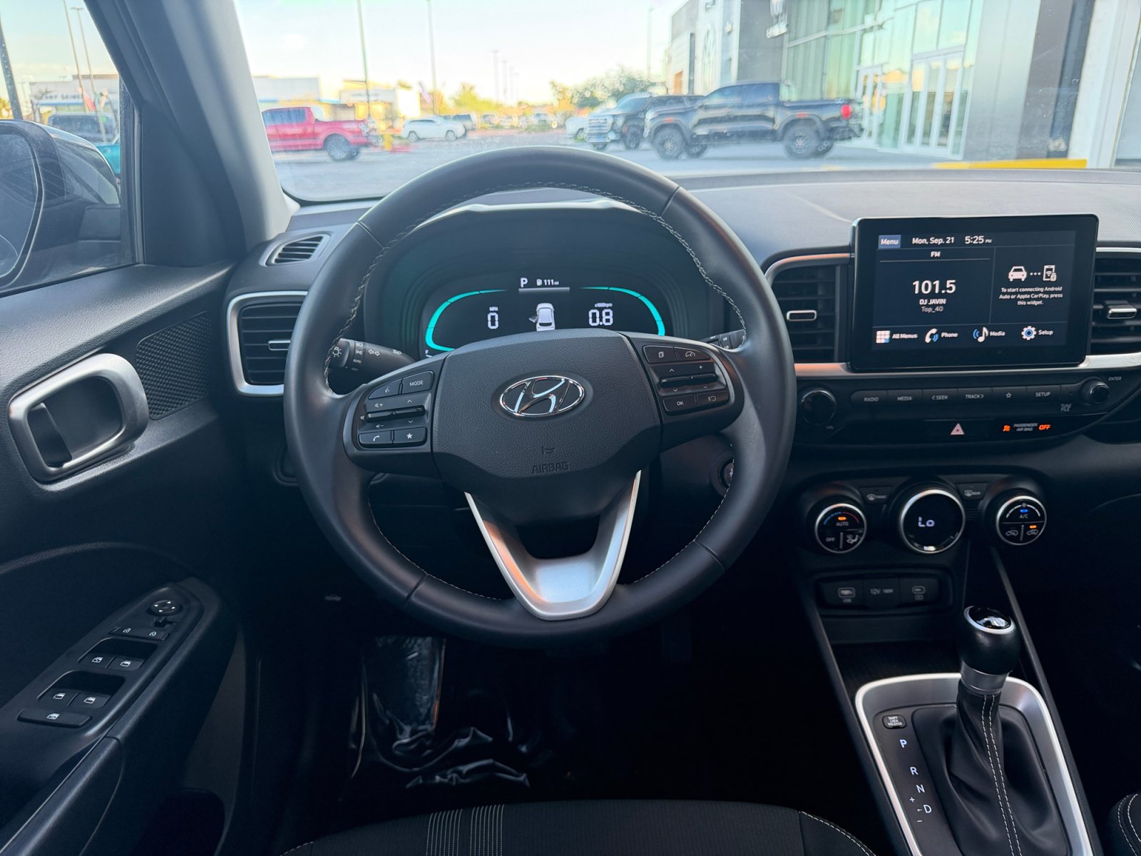 Used 2025 Hyundai Venue SEL FWD image 12