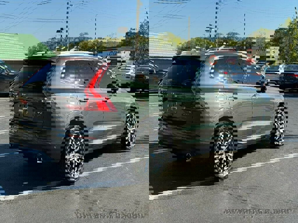 Used 2018 Volvo XC60 T6 Momentum w/ Vision Package image 16