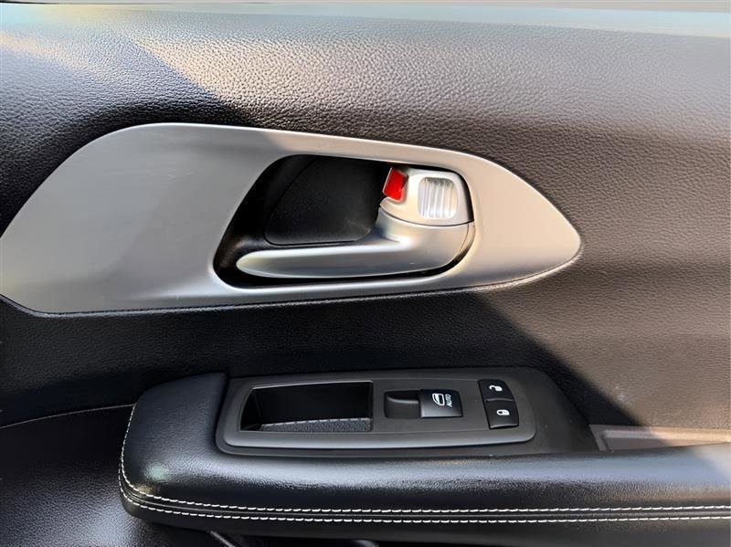 Used 2021 Chrysler Pacifica Touring w/ Uconnect Theater Family Group image 36