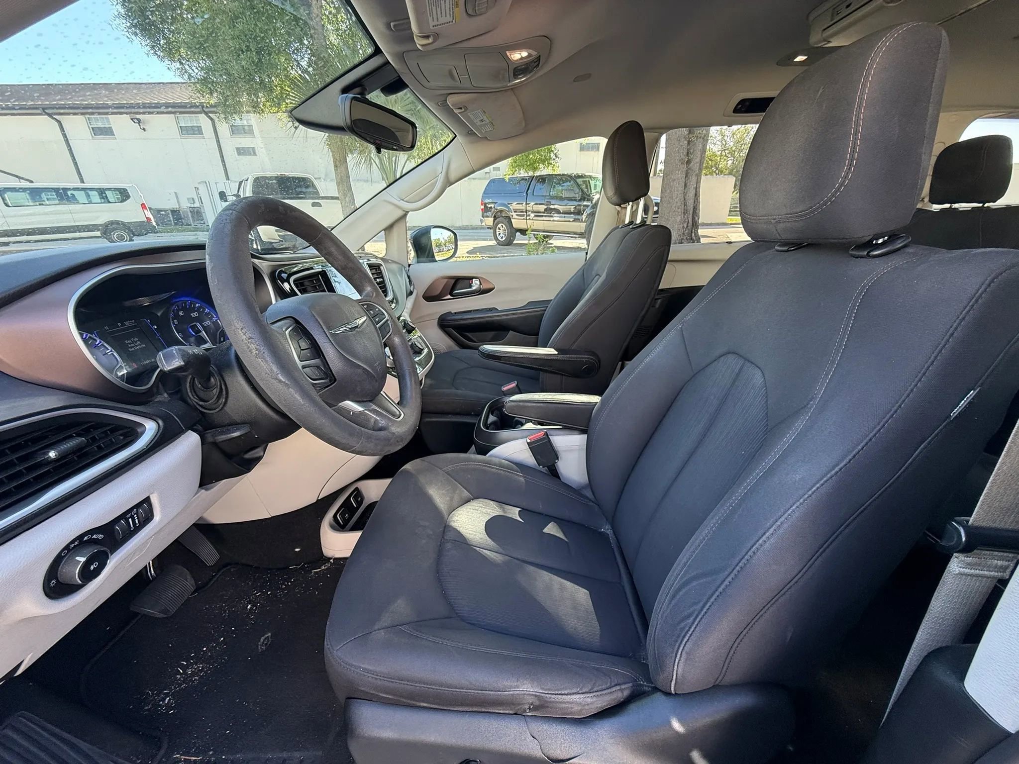 Used 2017 Chrysler Pacifica Touring Plus w/ Tire & Wheel Group FWD image 12