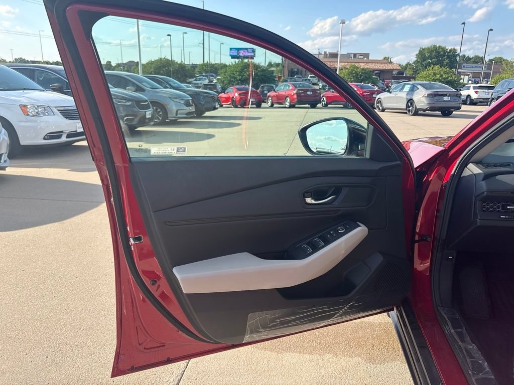 Certified 2025 Honda Accord SE image 9