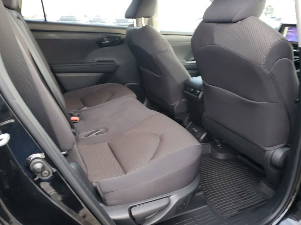 Used 2023 Toyota Highlander LE image 29