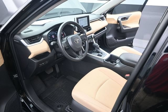 Used 2025 Toyota RAV4 LE AWD/4WD image 5